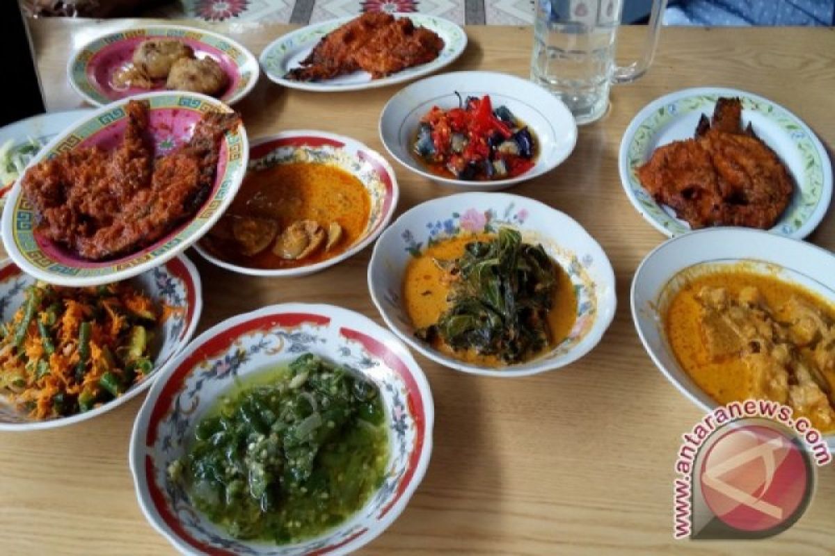 Evening Feast with Flavorful Padang Cuisine in Cilacap
